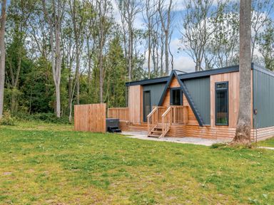 A cabin with steps and a deck in the outdoor area at Tennyson Spa (Pet) Louth
