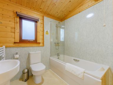 A bathroom with a toilet, wash basin and bath tub at Maple Lodge in Louth