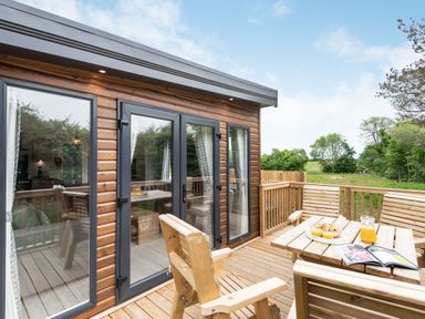 A deck with seating and a table at Caistor Spa in Louth
