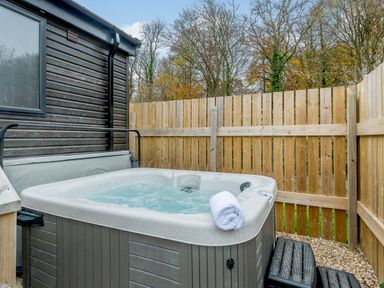 A hot tub with a towel beside it at The Kinder Spa (Pet) in Louth
