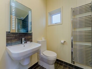 A bathroom with a sink and toilet at Retreat Lodge 4 in Louth