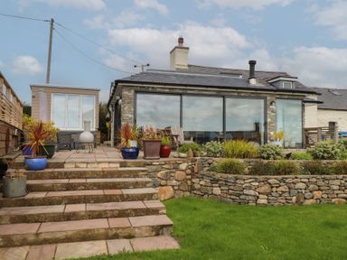 A house with garden and steps at Bryn Mor Cottage Mynytho near Llanbedrog