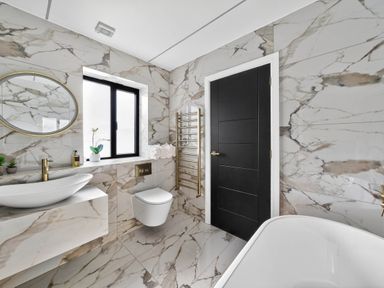 A bathroom with a bathtub, sink, and toilet at Ty Uchel