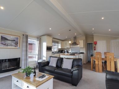 A living room with a sofa and fireplace at Monach 1
