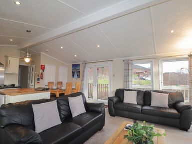 A living room with sofas and dining area at Monach 1