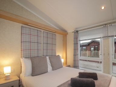 A bedroom with a bed and nightstand at Monach 1