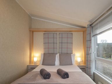 A bedroom with a bed and bedside lamps at Monach 1
