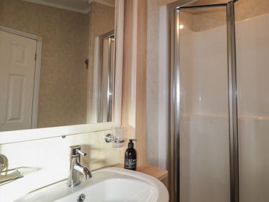 A bathroom with a sink and shower at Monach 1