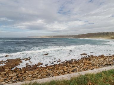 A shoreline with rocks and waves at Cove Retreat in Penzance