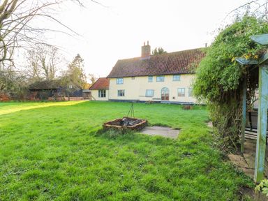 A garden with a fire pit and grass at Town Farm