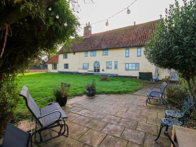 A garden with a house in the background at Town Farm