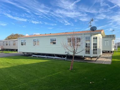 A mobile home with windows and a satellite dish at Gainc Bach in Abergele