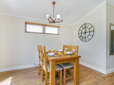 A dining room with a table and chairs at The Kingscliffe (Pet) in Kings Cliffe