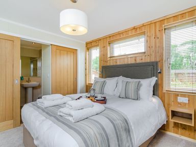 A bedroom with a bed and a sink at The Kingscliffe (Pet) in Kings Cliffe