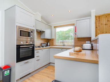 A kitchen with appliances and countertop at The Apethorpe (Pet) in Kings Cliffe