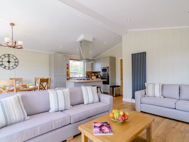 A living room with a sofa and coffee table at The Alwalton in Kings Cliffe