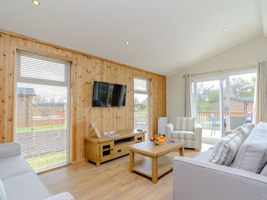 A living room with a television and seating area at The Alwalton in Kings Cliffe