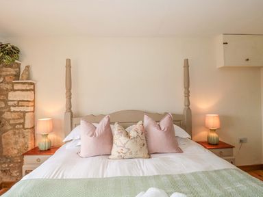 A bedroom with a bed and lamps at Daisy Bank in Maugersbury near Stow-On-The-Wold
