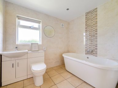 A bathroom with a bathtub and sink at Aspen Lodge Near Brigg