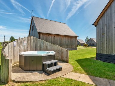 An outdoor area with a hot tub and steps at Sage Lodge near Brigg