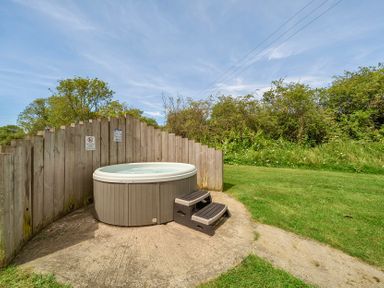 An outdoor area with a hot tub and steps at Charcoal Lodge in Brigg