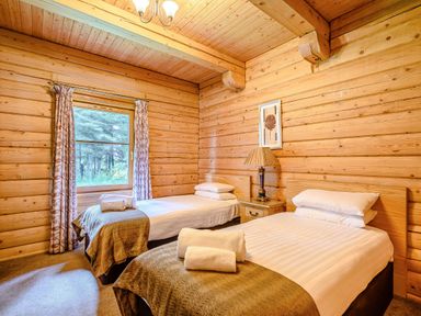 A bedroom with twin beds and a nightstand in Foresters Spa Plus Dundee