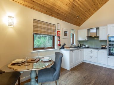 A kitchen with dining area at Byron Premier Spa (Pet) Dundee