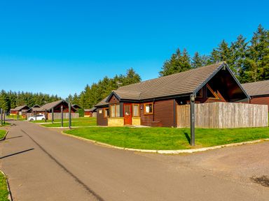 A row of cabins with a road at Rainbow Spa Plus in Dundee