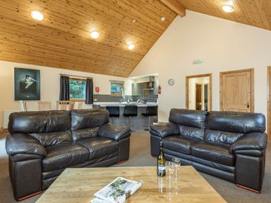 A living room with sofas and a coffee table at Rainbow Spa Plus (Pet) in Dundee