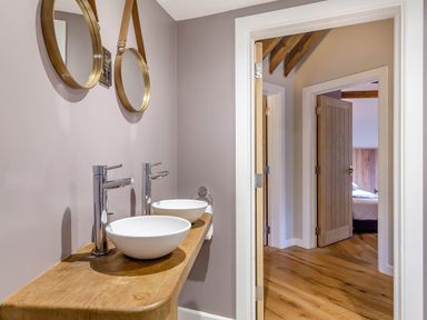 A bathroom with sinks and mirrors at The Treehouse in Praze-An-Beeble