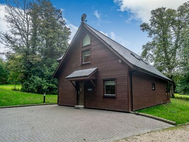 A house with a driveway and a garden at Cornwall Lodge Spa in Praze-An-Beeble