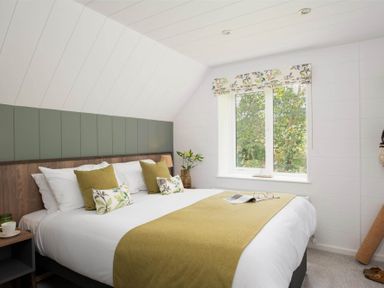 A bedroom with a bed and a window at Kilden Pet in Praze-An-Beeble