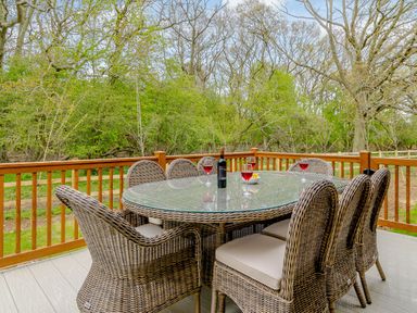 An outdoor dining area with a table and chairs at The Fotheringhay in Kings Cliffe