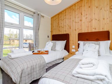 A bedroom with twin beds and a window at The Folkesworth in Kings Cliffe