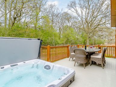 A hot tub and dining table in an outdoor area at The Fotheringhay (Pet) in Kings Cliffe