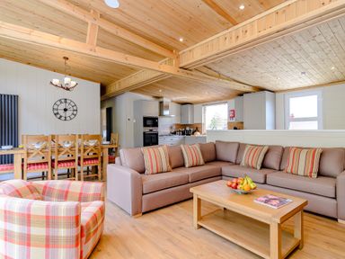 A living room with a dining area and kitchen at The Fotheringhay (Pet) in Kings Cliffe
