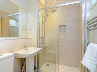 A bathroom with a shower and sink at The Folkesworth (Pet) in Kings Cliffe