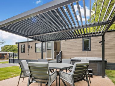 A garden area with seating and a hot tub at Saron 2.0 Spa Pet in Llandyrnog
