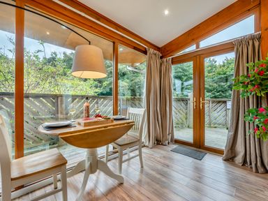 A dining room with a table and chairs at Piran Spa Lodge Pet Perranporth