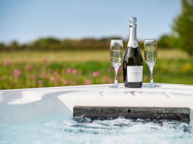 A hot tub with champagne and glasses at Stokesley (Pet) Great Ayton