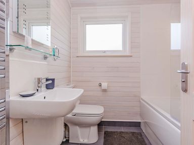 A bathroom with a sink, toilet, and bathtub at Hurricane Lodge in Fair Oak