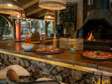 A table with pizza and drinks at Hurricane Lodge in Fair Oak
