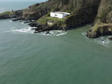 A house located on a cliff by the ocean at The Old Signal House in Torpoint