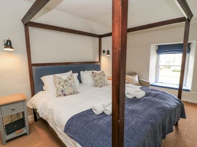 A bedroom with a four-poster bed at Ostlers Burford