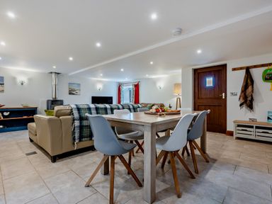 A living room with a table and chairs at Middle Hill in Marhamchurch