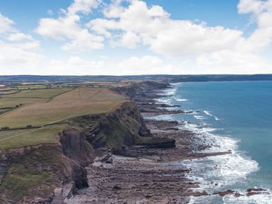 A coastal landscape with cliffs and ocean at Kynance Spa in Bude