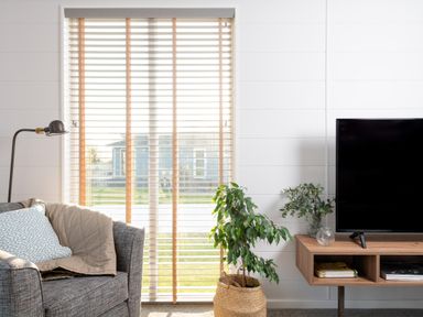 A living room with a sofa, lamp, and television at Mullion Spa (Pet) in Bude