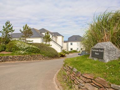 An outdoor view of Thurlestone Beach House in Kingsbridge