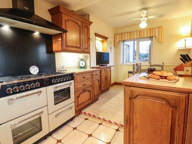 A kitchen with an oven and stove at Llwyn Derw in Talybont