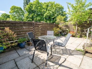 A garden with a table and chairs at Oaks Lodge Cottage Ambleside